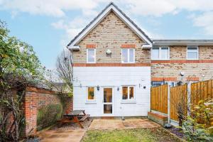 a brick house with a white facade at Stylish 2-Bed East London Home Contractors Parking Sleeps 5 Near ExCeL London in London
