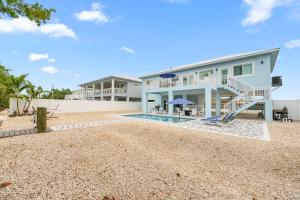 Bazén v ubytování Blue Pearl New Waterfront Haven with Heated Pool ,70 Foot Dock, and More! nebo v jeho okolí