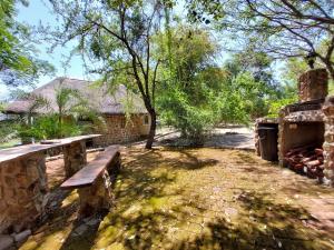 una panchina in mezzo a un cortile di Mobola Lodge a Mamono