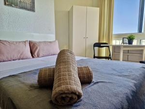 um quarto com uma cama com uma toalha em SR Almirante 1ª Linea de Playa em Mijas Costa
