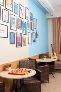 Bodo Hostel في بيشكيك: غرفة بها طاولة عليها لعبة شطرنج
