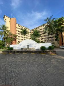 uma grande escultura branca em frente a um grande edifício em Cozy beachfront studio em Diani Beach