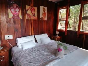 ein Schlafzimmer mit einem Bett in einer Holzwand in der Unterkunft Mukuku Rest Camp in Shimweghe