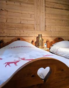 a bedroom with a bed with a heart on it at Appartement cosy, esprit montagne, au cœur du village in Chapelle-des-Bois