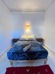 1 dormitorio con cama azul y manta azul en Appartement With Two Rooms In Ksar Ait Ben Haddou, en Aït Ben Haddou