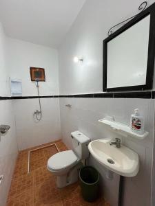 Łazienka z białą toaletą i umywalką w obiekcie Appartement With Two Rooms In Ksar Ait Ben Haddou w mieście Ajt Bin Haddu