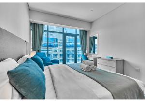 Giường trong phòng chung tại First Class Apartments in Seven Palm with direct Access to the West Palm Beach and Nakheel Mall