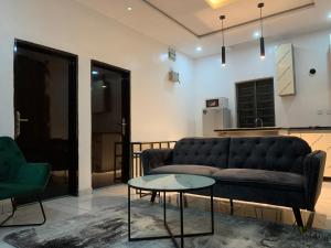 sala de estar con sofá y mesa en Luxury apartments en Ibadán