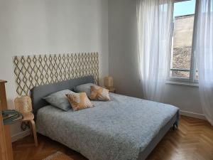 Suite Forum Vue Imprenable في رانس: غرفة نوم عليها سرير ووسادتين