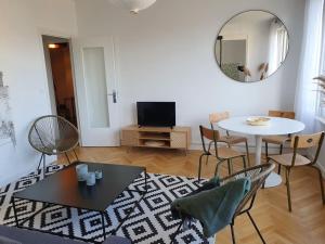 Suite Forum Vue Imprenable في رانس: غرفة معيشة مع طاولة ومرآة