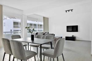 - une salle à manger avec une table et des chaises dans l'établissement Phaedrus Living: Romanou Modern City Center Flat, à Nicosie