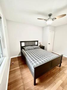 um quarto com uma cama e uma ventoinha de tecto em Beautiful house near bluffers beach, 25 minutes to Toronto Downtown, free parking, and wifi em Toronto