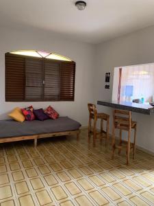 a room with a bed and a table and chairs at Quartos em casa no Clelia Bernardes in Viçosa