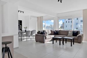 - un salon avec un canapé et une table dans l'établissement Phaedrus Living: Romanou Modern City Center Flat, à Nicosie