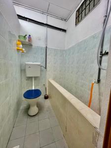 a bathroom with a toilet and a bath tub at Cozy39#6pax#netflix#jpnstyle#NearAlma#5kmtoIconCity#BM in Bukit Mertajam