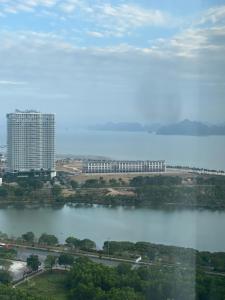 Homestay HaLong studio في ها لونغ: اطلالة على مبنى كبير بجانب بحيرة