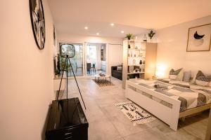 Postel nebo postele na pokoji v ubytování Merveilleux studio cosy vue mer - piscine