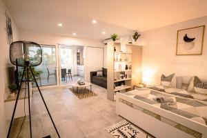 Posezení v ubytování Merveilleux studio cosy vue mer - piscine