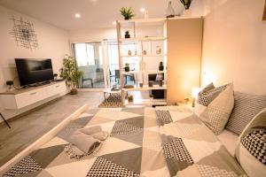 En TV eller et underholdningssystem på Merveilleux studio cosy vue mer - piscine