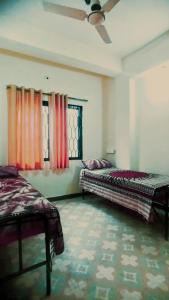 邁索爾的住宿－Funky Buddha Hostel，一间卧室设有两张床和窗户。