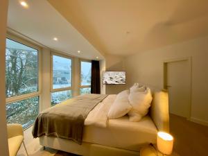 1 dormitorio con cama con almohadas y ventana en Luxuriöse Villa zwischen Hannover und Hildesheim, en Nordstemmen