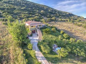 eine Luftansicht eines Hauses auf einem Hügel in der Unterkunft Villa Lolotha in La Caletta