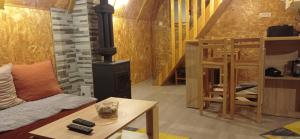 un soggiorno con stufa a legna in camera di Planinski Mir a Pale