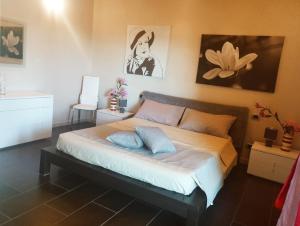 ein Schlafzimmer mit einem Bett mit zwei Kissen darauf in der Unterkunft Villa Lolotha in La Caletta
