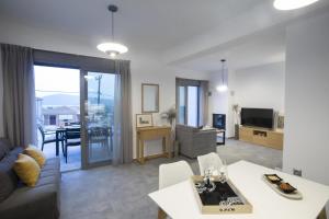 un soggiorno con divano e tavolo di Aloft Luxury Villas with heated pool and sea view ad Apólpaina