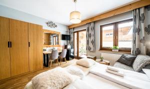 salon z łóżkiem i biurkiem w obiekcie Apartamenty Sun & Snow Resorts Lipki Park z sauną w Zakopanem