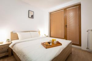 A bed or beds in a room at Modern and Bright Apartments near Center - FREE PARKING