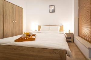 una camera da letto con un letto e un vassoio di cibo sopra di Modern and Bright Apartments near Center - FREE PARKING a Sofia