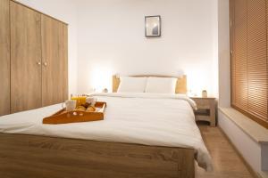 A bed or beds in a room at Modern and Bright Apartments near Center - FREE PARKING