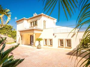 una vista exterior de una casa blanca en Casa Orquídea, en Jávea