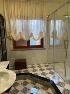 A bathroom at Villa nevada -20 min da Roma