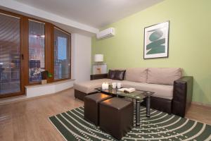 A seating area at Modern and Bright Apartments near Center - FREE PARKING