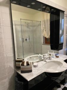 A bathroom at Villa nevada -20 min da Roma