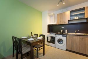 A kitchen or kitchenette at Modern and Bright Apartments near Center - FREE PARKING