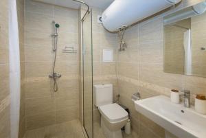 A bathroom at Modern and Bright Apartments near Center - FREE PARKING