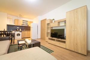 A kitchen or kitchenette at Modern and Bright Apartments near Center - FREE PARKING