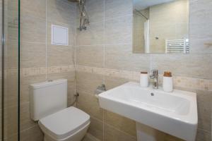 A bathroom at Modern and Bright Apartments near Center - FREE PARKING
