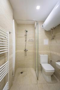 e bagno con servizi igienici e doccia in vetro. di Modern and Bright Apartments near Center - FREE PARKING a Sofia