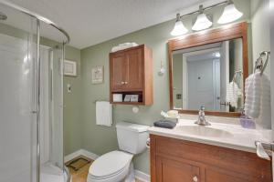 une salle de bain avec toilettes, lavabo et douche dans l'établissement Panama City Beach Bay Point Condo Close to Golf!, à Panama City Beach 17 autres photos