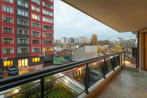 balcone con vista su un edificio di Modern and Bright Apartments near Center - FREE PARKING a Sofia