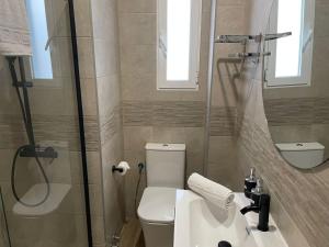 uma casa de banho com um WC, um lavatório e um chuveiro em U4 Apartamento a estrenar, centro Madrid em Madrid