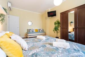 A bed or beds in a room at Appartamenti Vista Mole, Centro a 15 min - Luxury Suites & fast WiFi