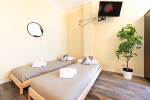 A television and/or entertainment centre at Appartamenti Vista Mole, Centro a 15 min - Luxury Suites & fast WiFi