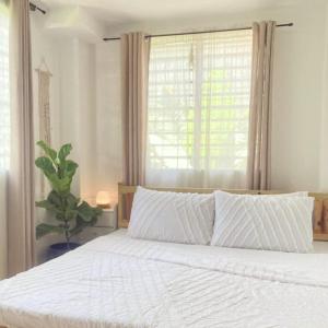 Uma cama ou camas num quarto em Balai Lawaan Cozy Homestay