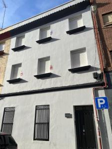 um edifício branco com janelas e um sinal de estacionamento em U4 Apartamento a estrenar, centro Madrid em Madrid