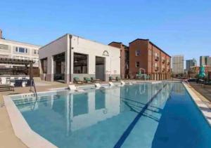 una grande piscina con acqua blu in un edificio di Swanky Atlanta Apartment ad Atlanta